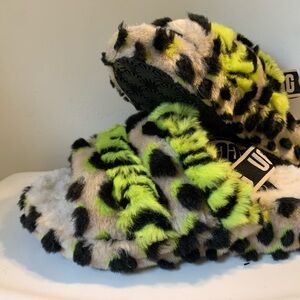 Ugg fluff yeah slippers animal print 🐆 💚🖤